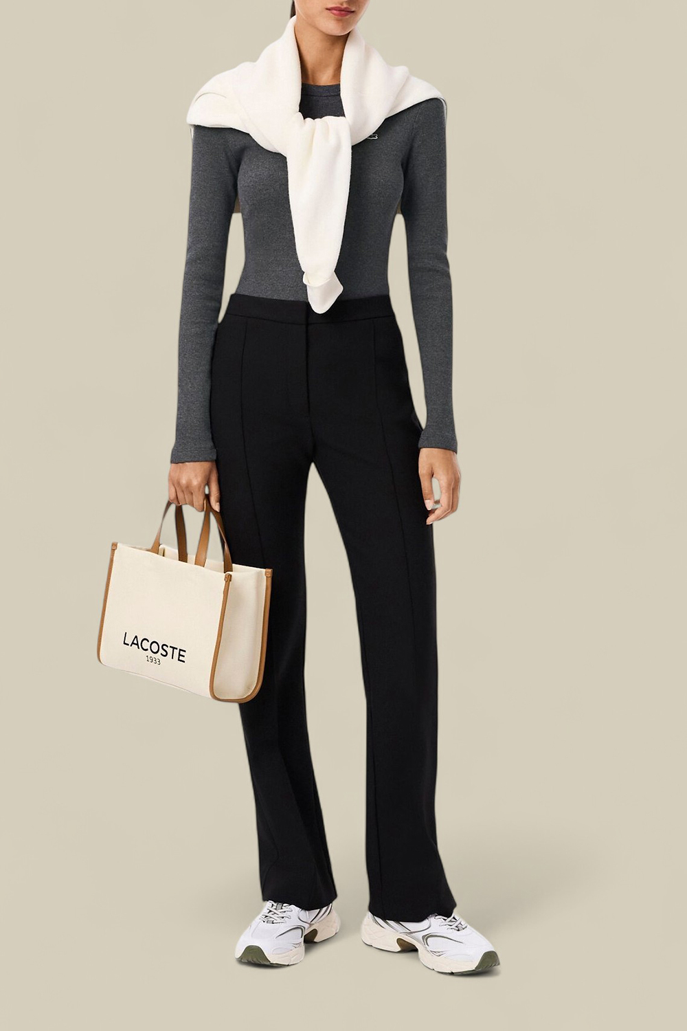 תמונת כל הלוק של חולצת טי ריב